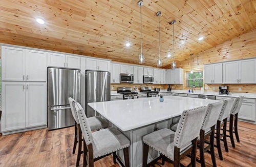 Hickory Hills House | 13 Bed/12 BA Lodge Cabin Pickleball,Basketball,Game Room WIFI Fire Pit Secluded!