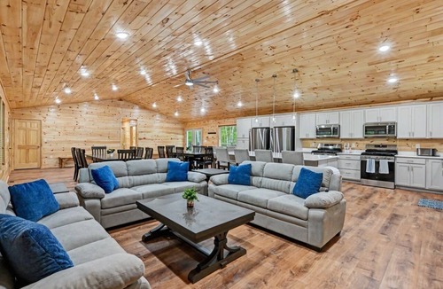Hickory Hills House | 13 Bed/12 BA Lodge Cabin Pickleball,Basketball,Game Room WIFI Fire Pit Secluded!