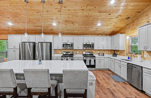 Hickory Hills House | 13 Bed/12 BA Lodge Cabin Pickleball,Basketball,Game Room WIFI Fire Pit Secluded!