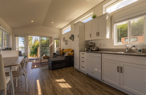 Regional District of Mount Waddington Apartment | 13 - Bothan Mara Cottage By The Sea at Alder Bay