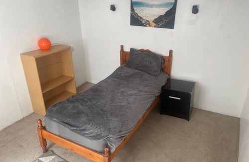 Shrewton House | 13 Guest Rooms 1602 Public House House Daily Cleaning House keeper