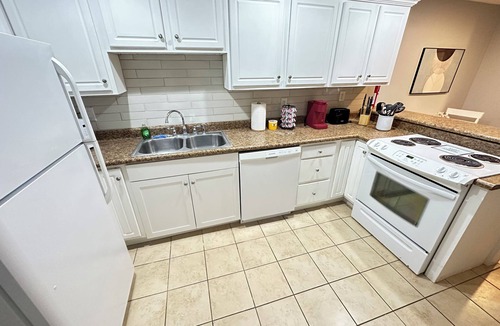 Franklin Apartment | 13 Pristine Hideaway: 2 bedroom apartment with washer/drier