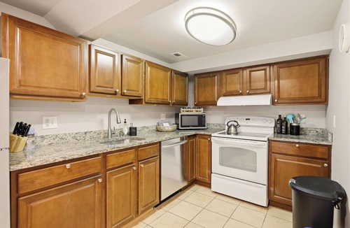 Columbia Heights Apartment | 13th St Library House - Walkscore 91!