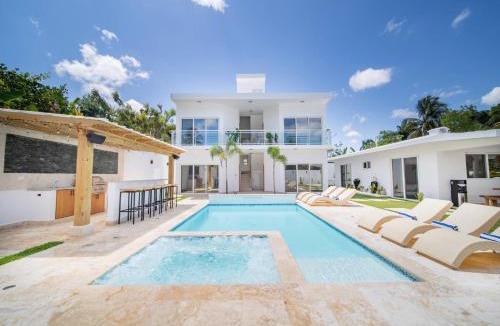 Sosua Villa | 14 BR Getaway 2 mins from Sosua action
