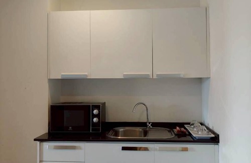 Chom Thong Hotel | 14 Living