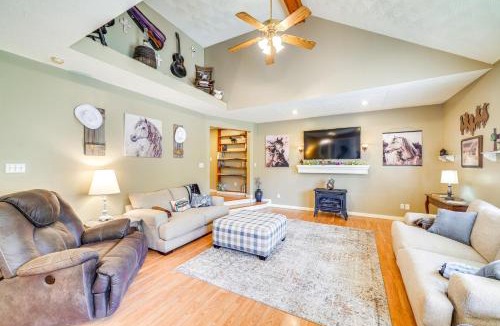 Highview House | 14 Mi to Dtwn Louisville: Holiday Vacation Home!