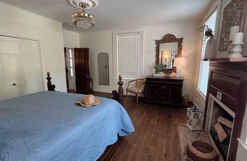 Jefferson House | 14 Miles from Athens- 1890s Private Farmhouse Retreat on 15 Acres w/Barn & Pond