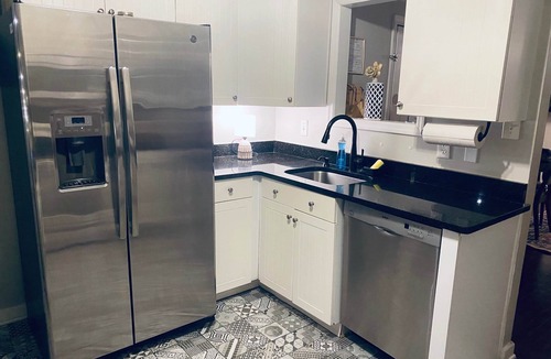 Historic Downtown Savannah Apartment | 14” Swim Spa, walkable, dog friendly, free parking, close to grocery and Forsyth