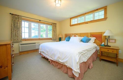 Georgina Ski Chalet | 148 Divot Simcoe Cottage private Beach, Kayak