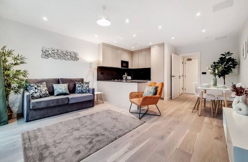 Harrow Apartment | 15 GW - Sara Suite - Lovely Deluxe Wembley Harrow Apartment