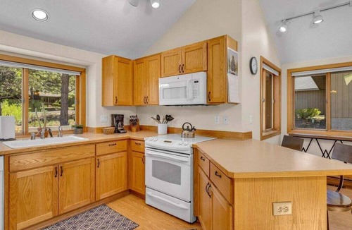 Deer Park House | 15 Lassen - Charming, Hot Tub, SHARC, A/C