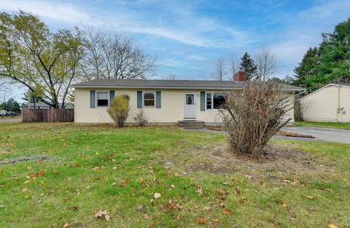 Essex Junction House | 15 Mi to Cochran's Ski Area: Cozy Home w/Yard!