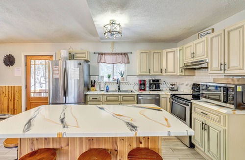 White Mills Cottage | 15 Mi to Ski Big Bear: Gem w/Deck & Game Room