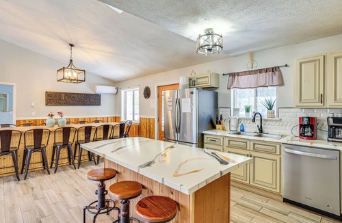 White Mills Cottage | 15 Mi to Ski Big Bear: Gem w/Deck & Game Room
