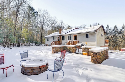 White Mills Cottage | 15 Mi to Ski Big Bear: Gem w/Deck & Game Room
