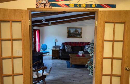 Cairo House | 15 miles to Windham Mountain ! King Bed, Game Room, OutDoor Patio