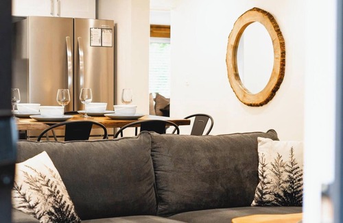Victory Heights House | 15 Min Fan Zone & Stadium FIFA Lodging Forest Bathing by the Peaceful Creekside Firepit, BBQ, Games & Yoga,