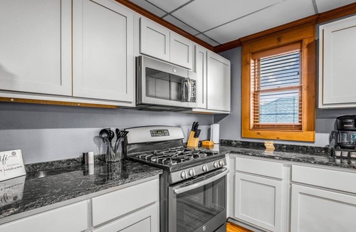 Mishawaka Apartment | 15 Min from Campus! Large 2BR Perfect for Groups!