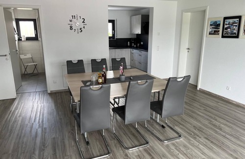 Fornsbach Apartment | 15 Minuten vom Freizeitpark und Seen Entfernt. Ferienwohnung in Ruhiger Lage
