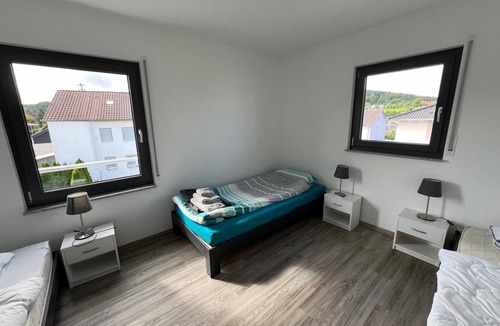 Fornsbach Apartment | 15 Minuten vom Freizeitpark und Seen Entfernt. Ferienwohnung in Ruhiger Lage