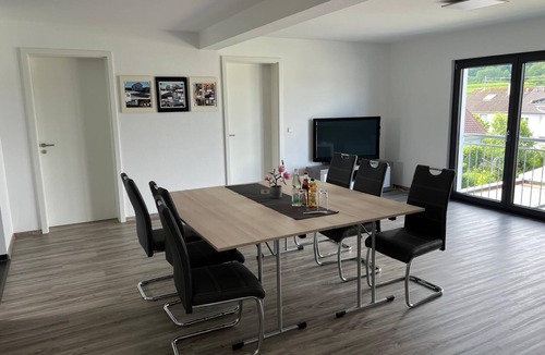 Fornsbach Apartment | 15 Minuten vom Freizeitpark und Seen Entfernt. Ferienwohnung in Ruhiger Lage