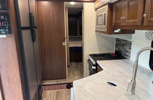 Independence House | 15 Minutes From MAJOR INTERNATIONAL SPORTING EVENT Events Full RV Fixed location.