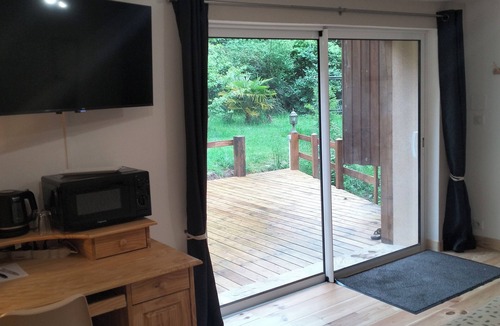 Saint-Junien Bed & Breakfast | 15 mns from the martyred village of Oradour, independent guest rooms in a quiet location.