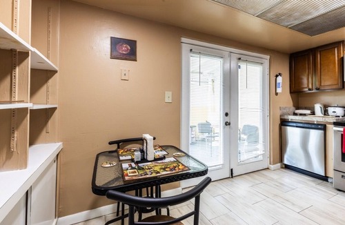 West Park House | 15% Off Charming 2-Bedroom, 1-Bathroom Retreat Near Everything in Miami