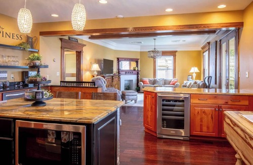 Clarion House | 15% off Spring Special | Mansion | Pet-Friendly | Downtown