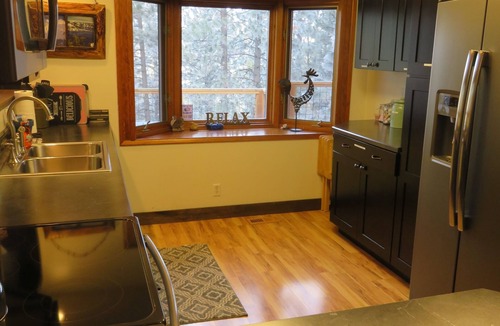 Deschutes River Woods House | 1500 sq ft deck - 5 BR home w/8 beds, hot tub, fireplace - close to town, 1 acre