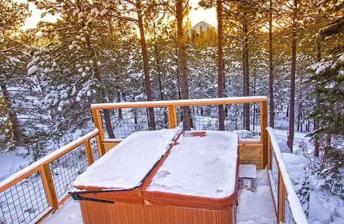 Deschutes River Woods House | 1500 sq ft deck - 5 BR home w/8 beds, hot tub, fireplace - close to town, 1 acre