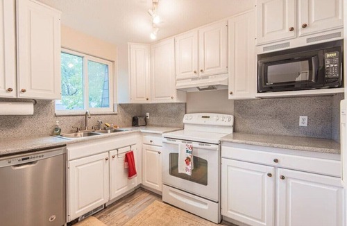 Sandy Apartment | 1507 Mulberry