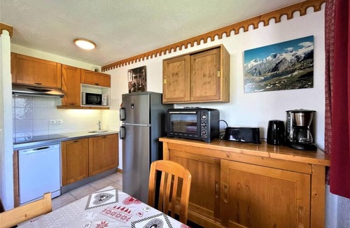 Les Menuires Apartment | 150m from shops, 1st floor, balcony, tv, ski locker, 46m², Les Menuires