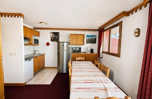 Les Menuires Apartment | 150m from shops, 1st floor, balcony, tv, ski locker, 46m², Les Menuires