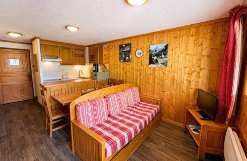 Les Menuires Apartment | 150m from shops, 1st floor, balcony, tv, ski locker, 34m², Les Menuires