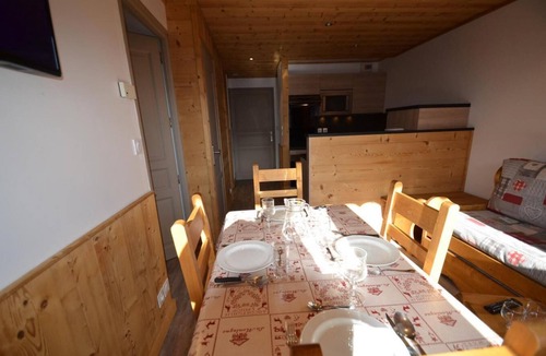 Les Menuires Apartment | 150m from shops, 1st floor, balcony, tv, ski locker, 34m², Les Menuires