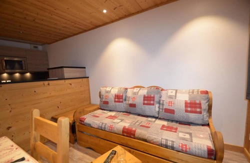 Les Menuires Apartment | 150m from shops, 1st floor, balcony, tv, ski locker, 34m², Les Menuires