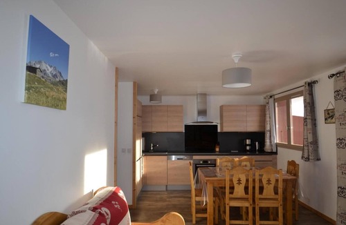 Les Menuires Apartment | 150m from shops, floor -1, balcony, tv, ski locker, 45m², Les Menuires