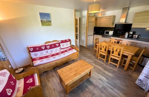Les Menuires Apartment | 150m from shops, floor -1, balcony, tv, ski locker, 45m², Les Menuires