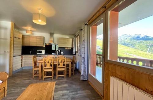 Les Menuires Apartment | 150m from shops, floor -1, balcony, tv, ski locker, 45m², Les Menuires