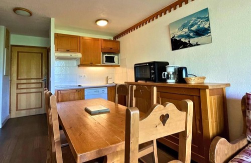 Les Menuires Apartment | 150m from shops, floor -3, balcony, tv, ski locker, 35m², Les Menuires