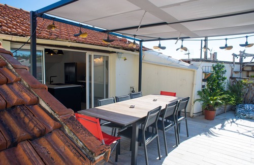 Avignon City Centre Apartment | 150m2 duplex loft with huge terrace and jacuzzi in the heart of Avignon