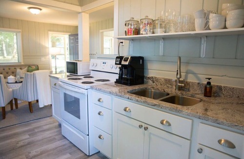 Muskegon Cabin | 1519 N Scenic Dr, Muskegon, MI, 49445, US