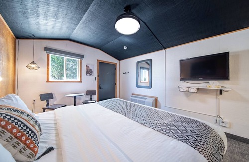 Pinnacles Entrance Badlands Hotel | 16-Hansen Inn & Cabins, Cabin, Single King, No Pets, No Smoking