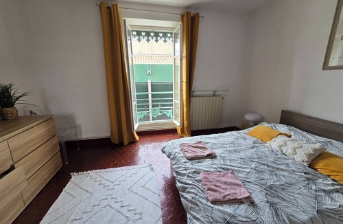 Nimes City Centre Apartment | 160m² Bright Flat in Central Nîmes