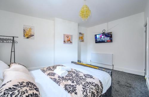 Leeds House | 16PT4 - Decompressing & Unwinding Armley Stay