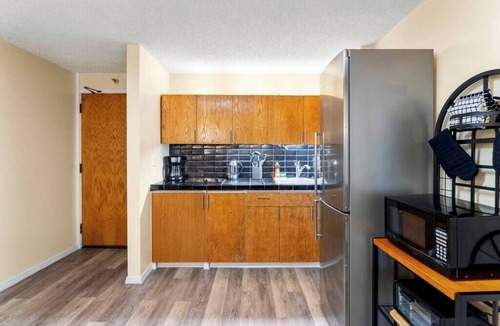 Downtown Honolulu Condo | 16th Fl Executive Center 1BR Condo | Parking | Pool | City View