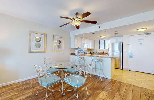 Destin Condo | 16th floor condo with shared on-site pools, hot tub, restaurant, and bar