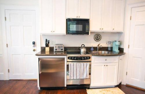 Marblehead Apartment | 1742 Marblehead Studio|Minutes to Salem|Parking