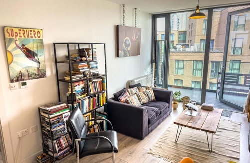 Woodberry Down Apartment | #177 Stylish Finsbury Park Retreat - Sleeps 2